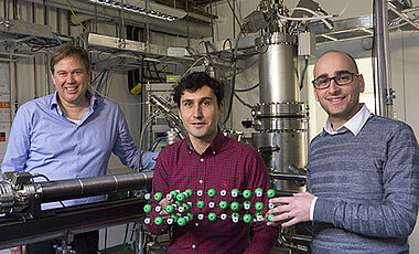 Die Physiker Matthias Bode, Paolo Sessi und Domenico Di Sante in ihrem Labor. (Foto: Matthias Bode)