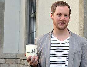 In welcher Hand hält Thorsten Erle die Tasse? Die richtige Antwort erfordert einen Perspektivenwechsel, der wiederum in vielen Fällen Empathie erzeugt. (Foto: Uni Würzburg)