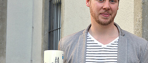 In welcher Hand hält Thorsten Erle die Tasse? Die richtige Antwort erfordert einen Perspektivenwechsel, der wiederum in vielen Fällen Empathie erzeugt. (Foto: Uni Würzburg)