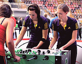 Wenn sie am Tischkicker stehen, müssen sie hochkonzentriert sein: Lehramtsstudentin Katja Dwenger und ihre Partnerin Jessica Bechtel holten in diesem Jahr den Vize-Weltmeistertitel bei der WM in Hamburg. (Foto: Katja Dwenger).