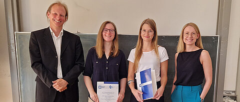 Die Paper-Preisträgerinnen Tanja Messingschlager (2.v.l.) und Sara Wolf mit Dekan Johannes Hewig und Carina Lüke (r.), der Frauenbeauftragten der Fakultät.