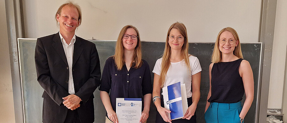 Die Paper-Preisträgerinnen Tanja Messingschlager (2.v.l.) und Sara Wolf mit Dekan Johannes Hewig und Carina Lüke (r.), der Frauenbeauftragten der Fakultät.