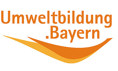 Orangefarbene Schrift "Umweltbildung Bayern" auf weißem Hintergrund