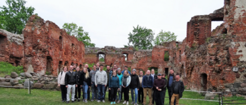 Gruppenfoto auf Burg Insterburg. 