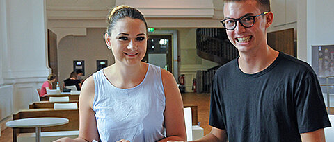 Die Studierenden Lucia Schram und Korbinian Lechner bei der Nachbereitung ihres Sozialkunde-Seminars im Unigebäude am Wittelsbacherplatz. (Foto: Robert Emmerich)