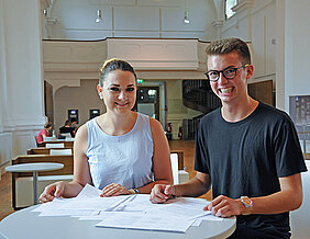 Die Studierenden Lucia Schram und Korbinian Lechner bei der Nachbereitung ihres Sozialkunde-Seminars im Unigebäude am Wittelsbacherplatz. (Foto: Robert Emmerich)