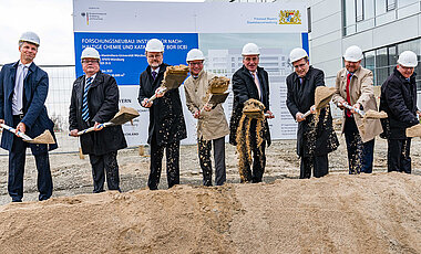 Symbolischer erster Spatenstich für das Institut für nachhaltige Chemie & Katalyse mit Bor (ICB) am Hubland-Campus der Uni Würzburg.