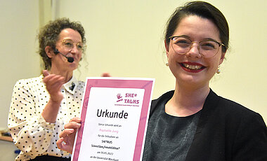 Raphaëlle Jung ging als Siegerin aus dem „Female Science Slam“ hervor (im Hintergrund Moderatorin Birgit Süß). 