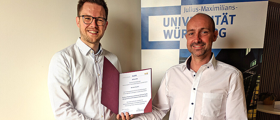 Professor Tobias Hoßfeld (r.) gratuliert Dr. Michael Seufert zum KuVS-Dissertationspreis 2018.