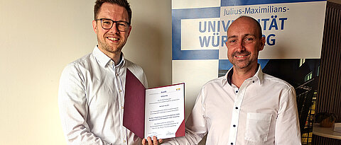 Professor Tobias Hoßfeld (r.) gratuliert Dr. Michael Seufert zum KuVS-Dissertationspreis 2018.