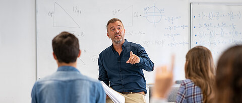 Wie gelingt moderner und guter Unterricht in der Mathematik? Mit dieser und weiteren Fragen beschäftigt sich der Lehrstuhl für Mathematik V an der Universität Würzburg.