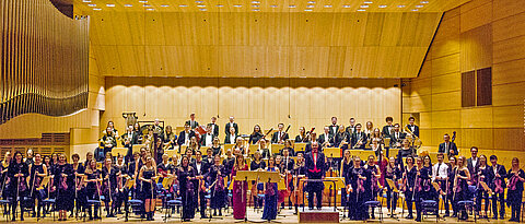 Studierenden verschiedenster Fakultäten bilden das Akademische Orchester der Universität Würzburg. Seit dem Wintersemester 2006/07 ist Markus Popp sein Dirigent.