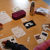Die Schüler:innen untersuchen Eigenschaften unterschiedlicher Stoffe und vergleichen diese.