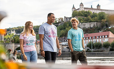 Bunt und abwechslungsreich: So sehen die neuen Uni-Shirts aus, die es ab sofort zu kaufen gibt. 