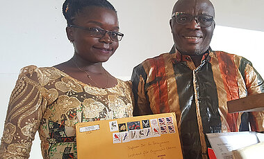 Überraschung: Virima Mudogo (rechts) hat für die Medizinstudentin und BEBUC-Sprecherin Kristen Furaha einen Brief ihres persönlichen Paten aus den USA (darin ist ein von ihm eigens gemaltes Aquarell!).