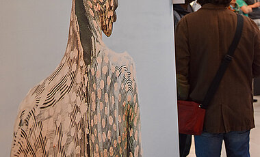 Junger Kara, dessen Körper mit Kreide bemalt ist: Ein Foto der Ausstellung „Afrikanische Dämmerung“.