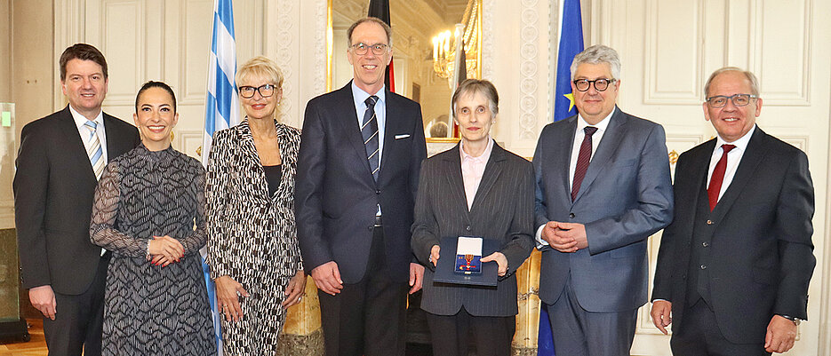 Ordensübergabe in der Residenz mit (v.l.): Innen-Staatssekretär Sandro Kirchner, Hülya Düber (Sozialreferentin der Stadt Würzburg), Landtagsabgeordnete Andrea Behr, Unipräsident Paul Pauli, die neue Trägerin des Verdienstordens Monika Berwanger, Matthias Reményi (Dekan der Katholisch-Theologischen Fakultät) und Eugen Ehmann (Regierungspräsident von Unterfranken). 