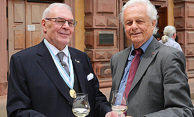 Ehrensenator und JMU-Mäzen Dieter Salch (l.) mit dem früheren Univizepräsidenten Wolfgang Freericks. (Foto: Rudi Merkl)