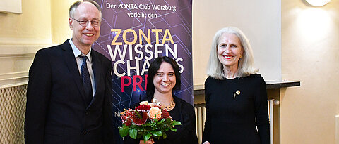 Preisträgerin Katharina Schwarz gemeinsam mit Professor Wilfried Kunde und Ilka Klose, Präsidentin des ZONTA-Clubs Würzburg.