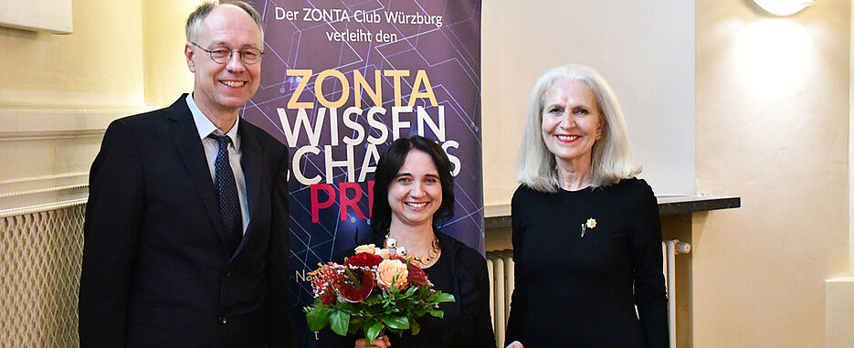 Preisträgerin Katharina Schwarz gemeinsam mit Professor Wilfried Kunde und Ilka Klose, Präsidentin des ZONTA-Clubs Würzburg.
