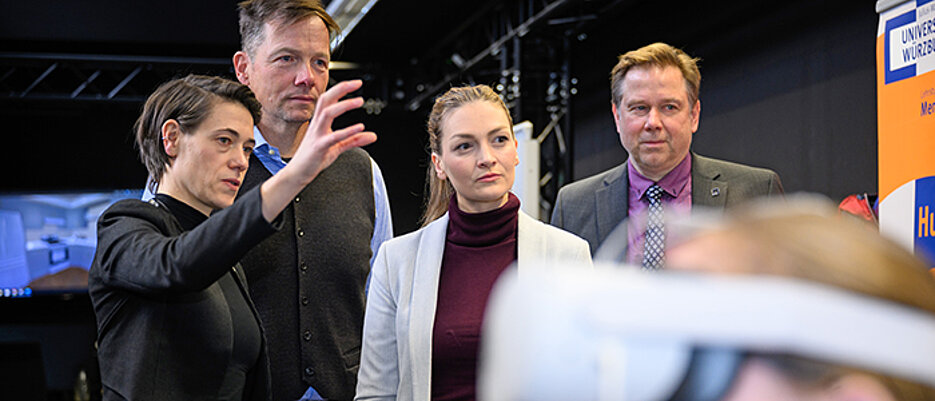 Professorin Carolin Wienrich (l.) und Professor Marc Latoschik informierten Bayerns Digitalministerin Judith Gerlach über Projekte des XR Hub. Rechts JMU-Vizepräsident Matthias Bode.