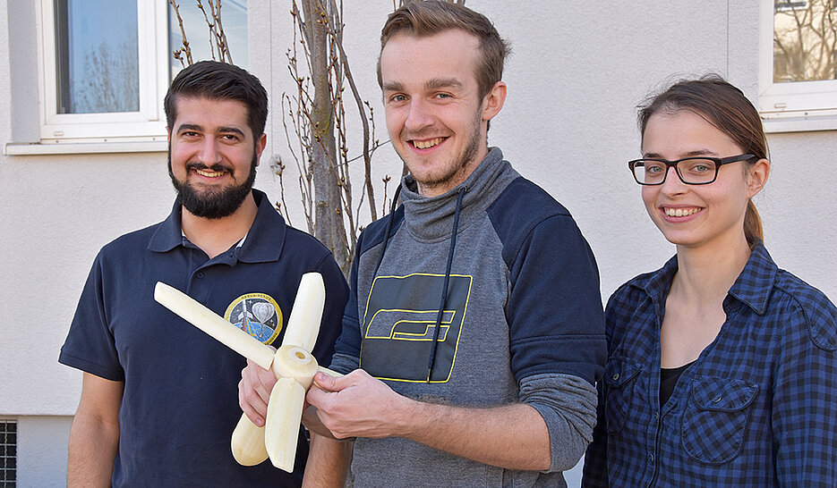 Aus diesem Kunststoff-Prototypen haben die Würzburger Studierenden Abdul Bilican, Clemens Riegler und Sarah Menninger (v.l.) vom Daedalus-Team den SpaceSeed entwickelt.