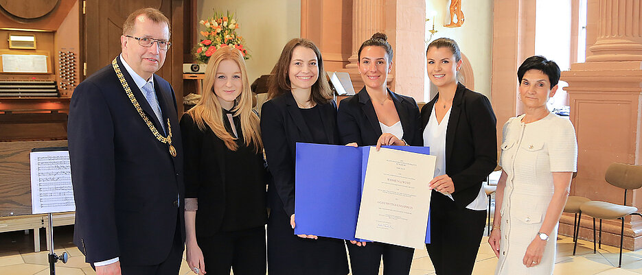 Nach der Verleihung des Gleichstellungspreises an die Initiative Women@Wiwi: Unipräsident Alfred Forchel mit Lisa Geißendörfer, Anna-Katharina Schaper, Vanessa Friedrich, Mona Schömig und Laudatorin Marie-Christine Dabauvalle (v.r.)