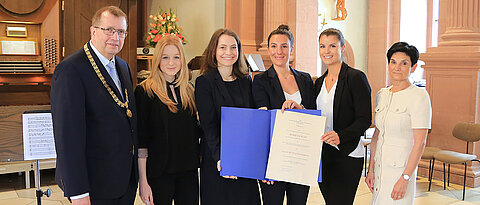 Nach der Verleihung des Gleichstellungspreises an die Initiative Women@Wiwi: Unipräsident Alfred Forchel mit Lisa Geißendörfer, Anna-Katharina Schaper, Vanessa Friedrich, Mona Schömig und Laudatorin Marie-Christine Dabauvalle (v.r.)