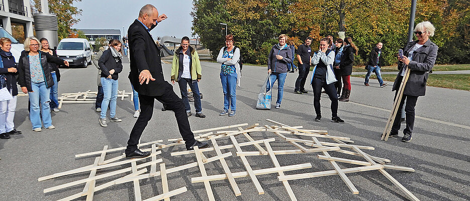 Dozent Hans Humenberger beim Lauf über eine Leonardo-Kuppel.