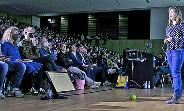 Spintronik war das Thema der Physik-Doktorandin Paula Weber. 