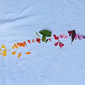Die Schüler:innen sammelten Blüten und legten daraus einen Regenbogen, der die Farbpracht abbildet.