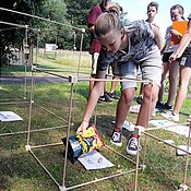 Schüler:innen beschäftigen sich bei einem Workshop im Botanischen Garten mit dem Wasserfußabdruck verschiedener Lebensmittel.