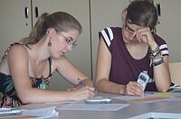 Studierende erlernen den Einsatz von Clickern im Rahmen ihrer Fachtutorenschulung Biowissenschaften. Foto: Annette Popp