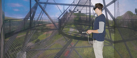 People suffering from a fear of heights experience the anxiety also in virtual reality – even though they are aware that they are not really in a dangerous situation. (Photo: VTPlus)