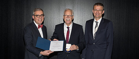 Joachim Fuchs (Mitte) bei seiner Ehrung. Links Matthias Frosch, Dekan der Medizinischen Fakultät, rechts Jens Maschmann, Ärztlicher Direktor des Universitätsklinikums.