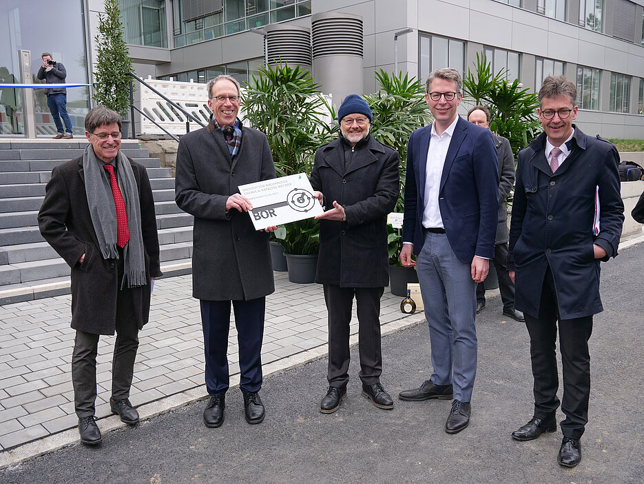 Schlüsselübergabe für das Institut für nachhaltige Chemie und Katalyse mit Bor (ICB) an der Uni Würzburg (v.l.): Werner Dölger vom Staatlichen Bauamt Würzburg, Unipräsident Paul Pauli, ICB-Leiter Holger Braunschweig, Bayerns Wissenschaftsminister Markus Blume, Oberbürgermeister Christian Schuchardt.