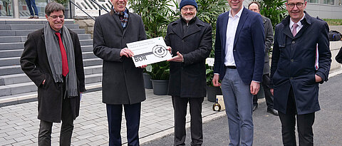 Schlüsselübergabe für das Institut für nachhaltige Chemie und Katalyse mit Bor (ICB) an der Uni Würzburg (v.l.): Werner Dölger vom Staatlichen Bauamt Würzburg, Unipräsident Paul Pauli, ICB-Leiter Holger Braunschweig, Bayerns Wissenschaftsminister Markus Blume, Oberbürgermeister Christian Schuchardt.