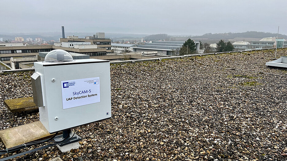 Etwa 70 Zentimeter hoch ist die Box, die das Kamerasystem SkyCAM-5 enthält. (Foto: Hakan Kayal / Universität Würzburg)