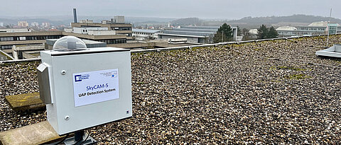 Etwa 70 Zentimeter hoch ist die Box, die das Kamerasystem SkyCAM-5 enthält. (Foto: Hakan Kayal / Universität Würzburg)