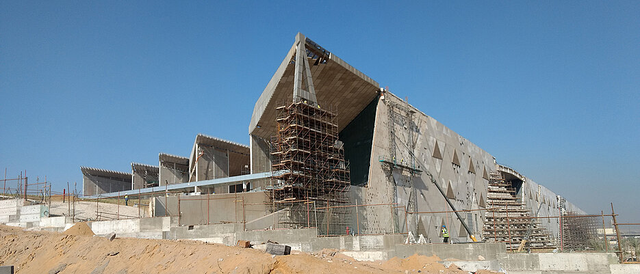 Noch ist das Grand Egyptian Museum bei Gizeh eine gewaltige Baustelle. Nach seiner Fertigstellung soll es das größte und teuerste Museum Ägyptens werden.