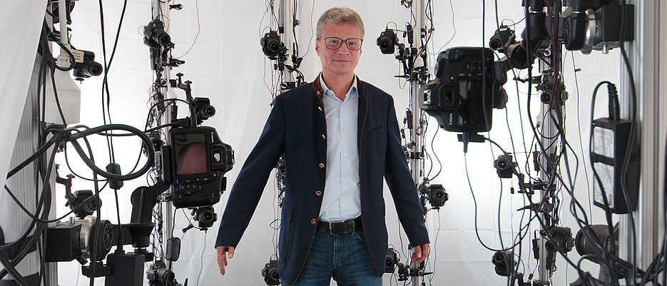 Wissenschaftsminister Bernd Sibler im VR-Labor: Hier wird gerade ein 3D-Scan durchgeführt, um eine VR-Avatar des Ministers zu erstellen.