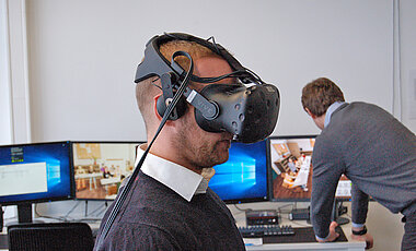 Eine VR-Brille ist ebenfalls Teil des Media Education & Educational Technology Labs. Sie erlaubt unter anderem Ausflüge in virtuelle Klassenzimmer. (Foto: Gunnar Bartsch)