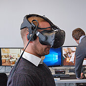 Eine VR-Brille ist ebenfalls Teil des Media Education & Educational Technology Labs. Sie erlaubt unter anderem Ausflüge in virtuelle Klassenzimmer. (Foto: Gunnar Bartsch)
