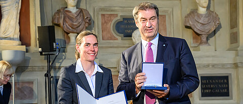 Claudia Höbartner erhält von Ministerpräsident Markus Söder den Bayerischen Verdienstorden. 