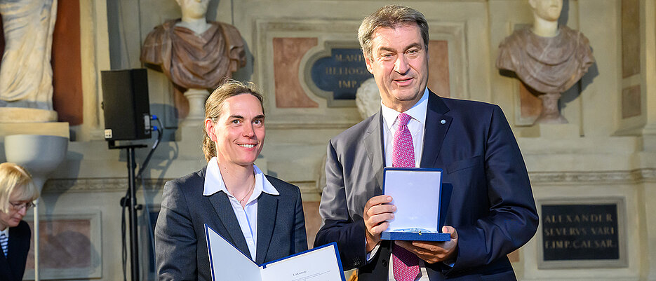 Claudia Höbartner erhält von Ministerpräsident Markus Söder den Bayerischen Verdienstorden. 