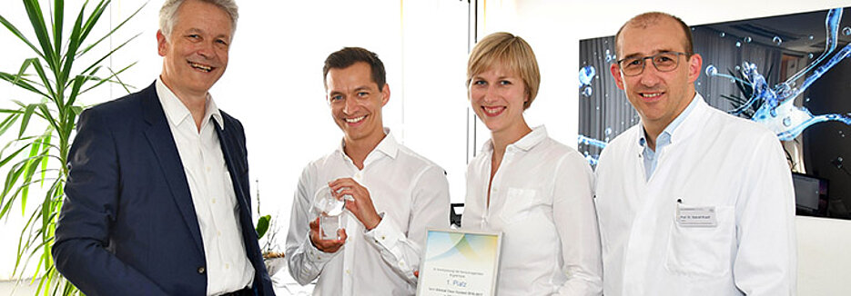 Bildunterschrift So sehen Sieger und Beteiligte aus (v.l.): Siegmar Schwegler, Professional Service Manager Universitäten bei Dentsply Sirona, Paul Drehmann, Dr. Britta Hahn und Professor Gabriel Krastl, Direktor der Poliklinik für Zahnerhaltung und Par