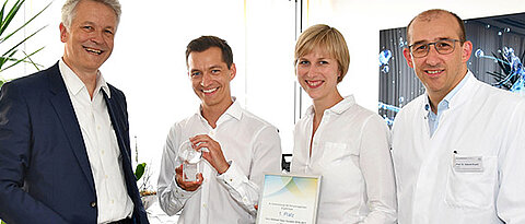 Bildunterschrift So sehen Sieger und Beteiligte aus (v.l.): Siegmar Schwegler, Professional Service Manager Universitäten bei Dentsply Sirona, Paul Drehmann, Dr. Britta Hahn und Professor Gabriel Krastl, Direktor der Poliklinik für Zahnerhaltung und Par