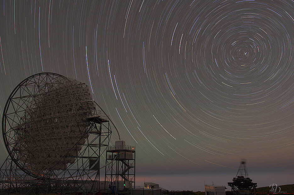 Das Roque de los Muchachos-Observatorium auf La Palma mit den Teleskopen CTA-LST1 und FACT.

