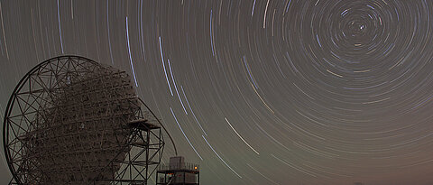 Das Roque de los Muchachos-Observatorium auf La Palma mit den Teleskopen CTA-LST1 und FACT.
