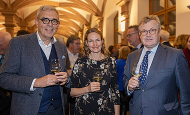 Eva-Maria Schwienhorst-Stich mit dem Dekan der Medizinischen Fakultät, Matthias Frosch (l.), und dem Preisstifter, Ferdinand Fürst zu Castell-Castell.